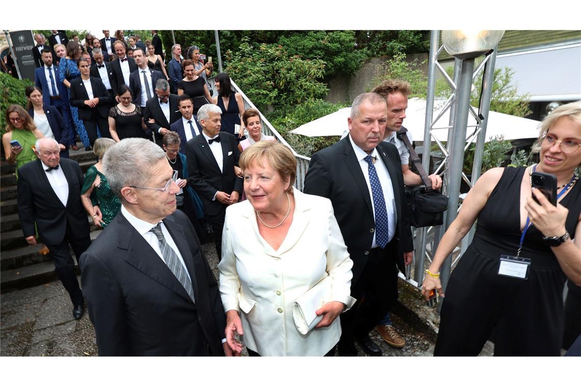 Roter Teppich für die Politik - Bayreuth-Start nach Gewitter Wie ihnen der erste Aufzug der "Meistersinger" wohl gefallen hat? Angela Merkel und Joachim Sauer sind Wagner-Fans.