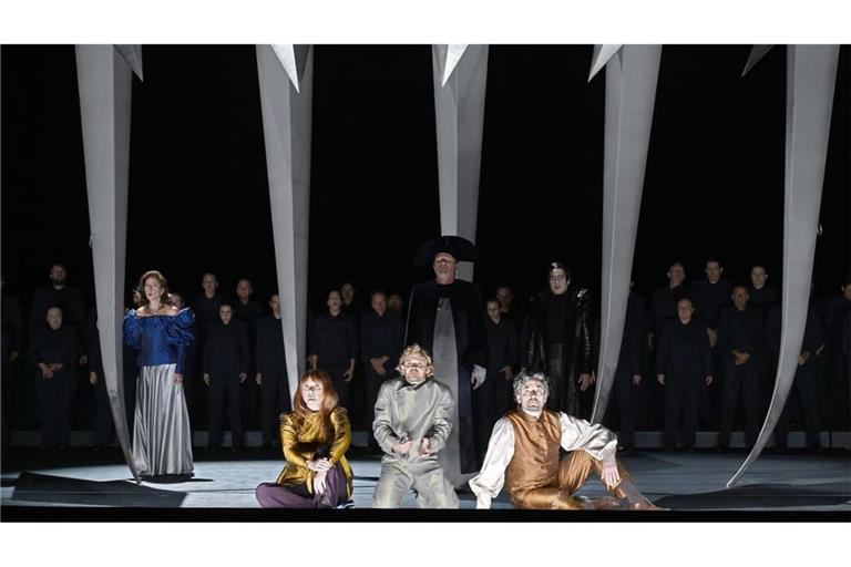 Wie im Alienschiff: (von links) Maria Rosendorfsky, Iida Antola, Joshua Spink, Christian Tschelebiew, Markus Francke, Dae-Hee Shin vor Statisterie, Opern- und Extrachor in „La Juive“.