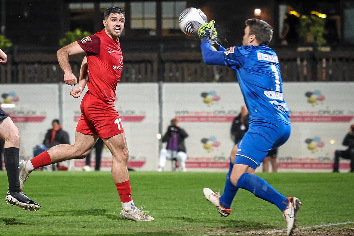Wie im Spiel bei der SG Sonnenhof um Michael Kleinschrodt (links) und anders als zuletzt gegen Bissingen hütet morgen wieder Marcel Schleicher das TSG-Tor. Foto: Alexander Becher