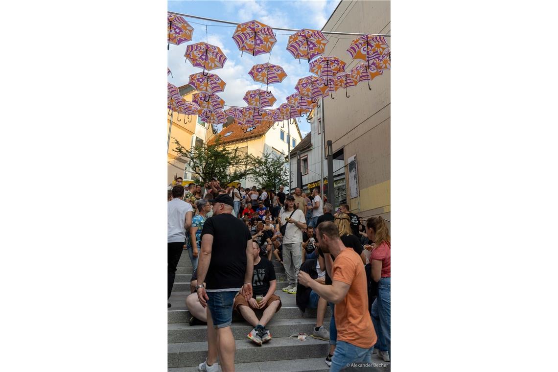 Wie im vergangenen Jahr hängen auch dieses Jahr wieder Straßenfest-Regenschirme ...