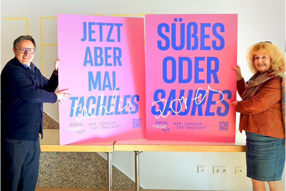 „Wie Jüdisch ist Deutsch?“ Gemeindedirektor Michael Rubinstein und Vorstandssprecherin Barbara Traub mit Plakaten für die Jüdischen Kulturwochen.