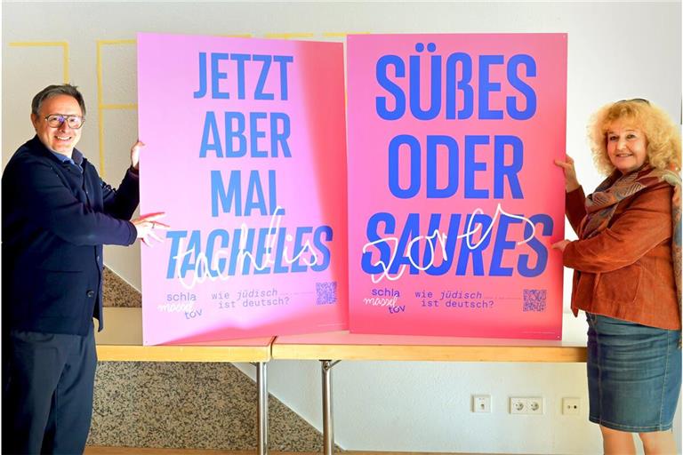 „Wie Jüdisch ist Deutsch?“ Gemeindedirektor Michael Rubinstein und Vorstandssprecherin Barbara Traub mit Plakaten für die Jüdischen Kulturwochen.