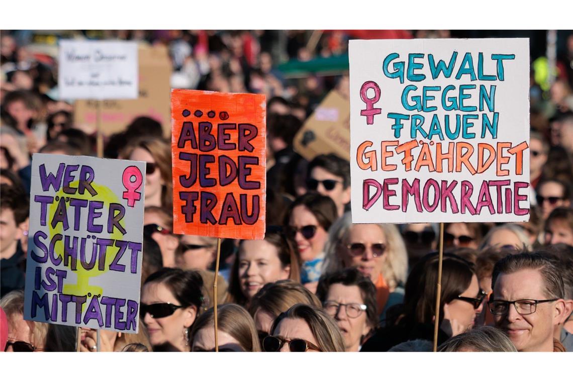 Wie können vor allem Frauen besser vor sexueller Gewalt geschützt werden? Die Grünen wollen das mit einem neuen Gesetz erreichen (Symbolfoto).
