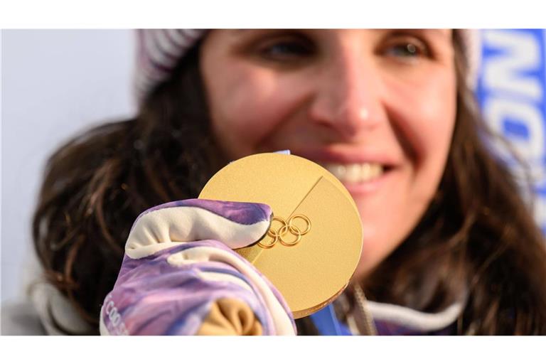 Wie lange hält die Goldmedaille von Frankreichs Biathlon-Olympiasiegerin Julia Simon.