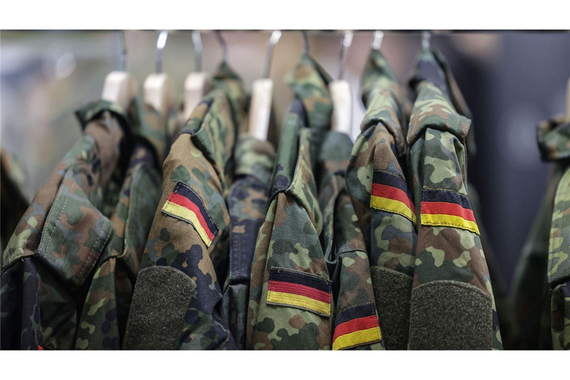 Wie lassen sich die Uniformjacken an den Mann oder die Frau bringen: Die Bundeswehr braucht 80.000 zusätzliche Soldaten. (Archivfoto)
