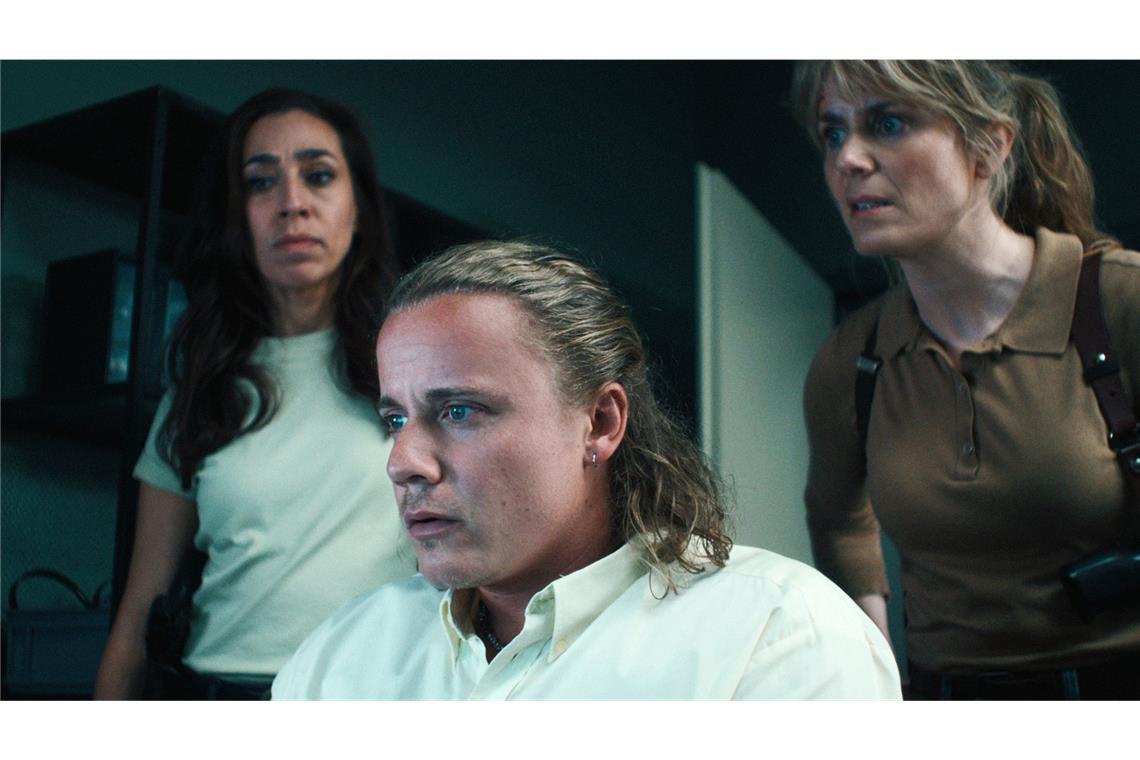 Wie macht sich der Neue? Die  Kommissarinnen Tessa Ott (Carol Schuler, l.) und Isabelle Grandjean (Anna Pieri Zuercher) decken Justus Reynier (Basil Eidenbenz) schon mal mit Arbeit ein.