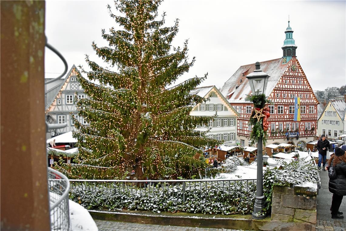 Wie mit Puderzucker bedeckt sehen die Buden und das historische Rathaus aus. „Al...