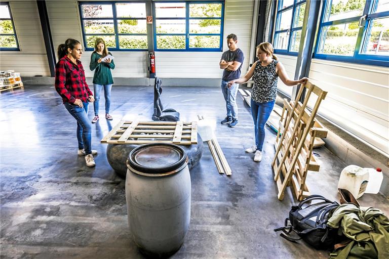 Wie passt was zusammen? Reicht der Auftrieb aus? Lorena Greppo, Melanie Maier, Kai Wieland und Kristin Doberer (von links) probieren verschiedene Varianten für das Redaktionsboot aus. Fotos: Alexander Becher