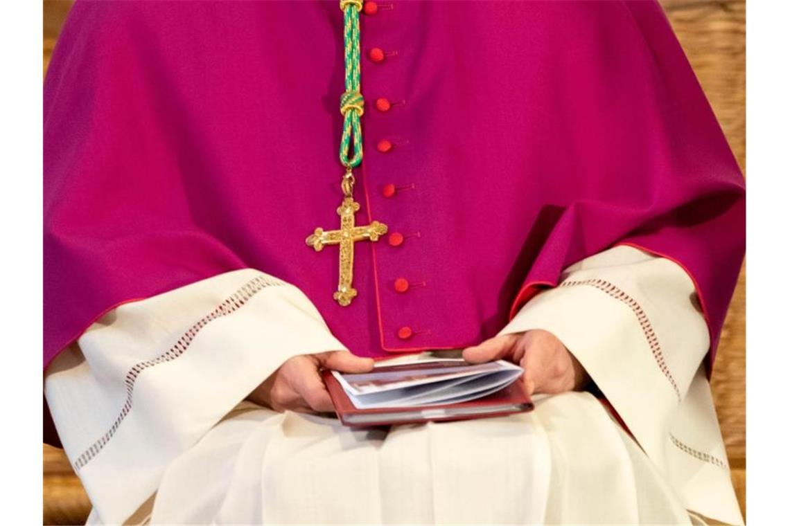 Katholiken planen Reformen - Bischöfe rütteln am Zölibat Wie reagiert die Kirche auf das Münchner Missbrauchsgutachten und die Falschaussage von Papst Benedikt?. Foto: Axel Heimken/dpa