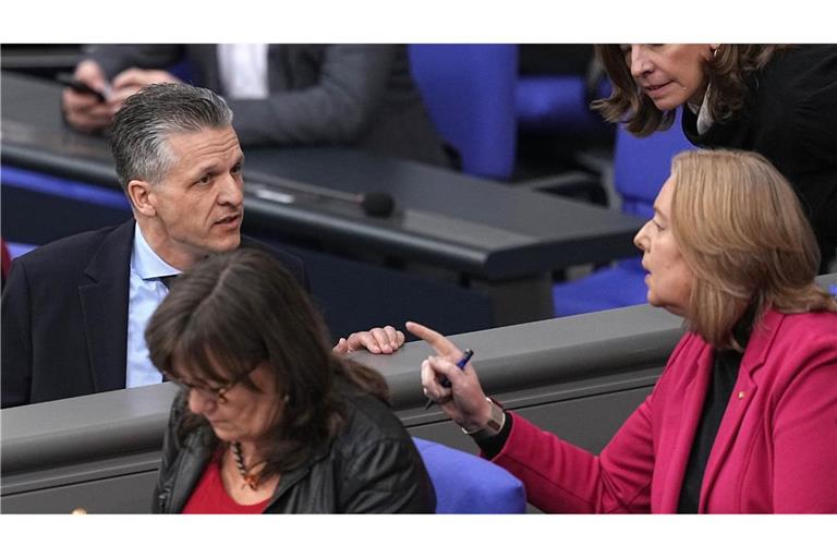 Wie schnell soll es gehen mit der Reform des Bürgergelds? Kanzleramtsminister Frei (CDU) meint, Arbeitsministerin Bas (SPD) sollte schon "in den nächsten Tagen" liefern. (Archivbild)