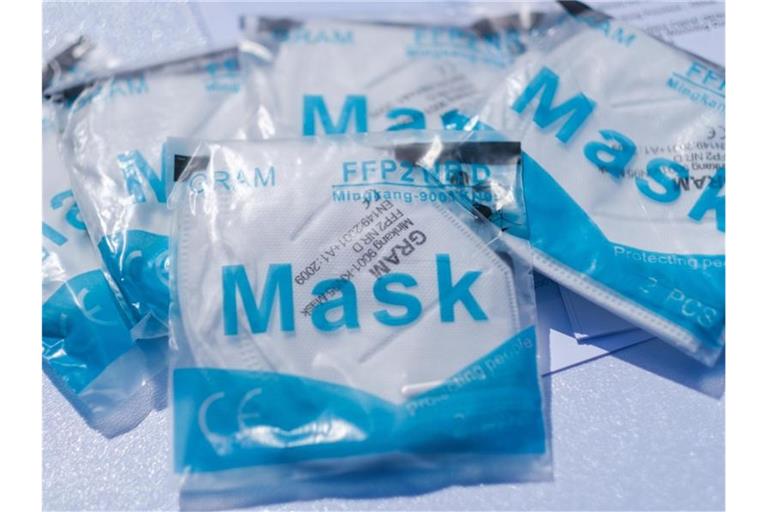 Wie schon in Bussen und Bahnen gilt nun auch im Einzelhandel bundesweit eine Maskenpflicht. Foto: Ole Spata/dpa
