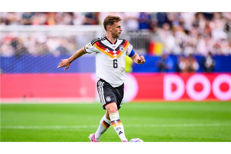 Wie seine Kollegen trägt der DFB-Kapitän pink - das neueste Modell seines Ausrüsters.