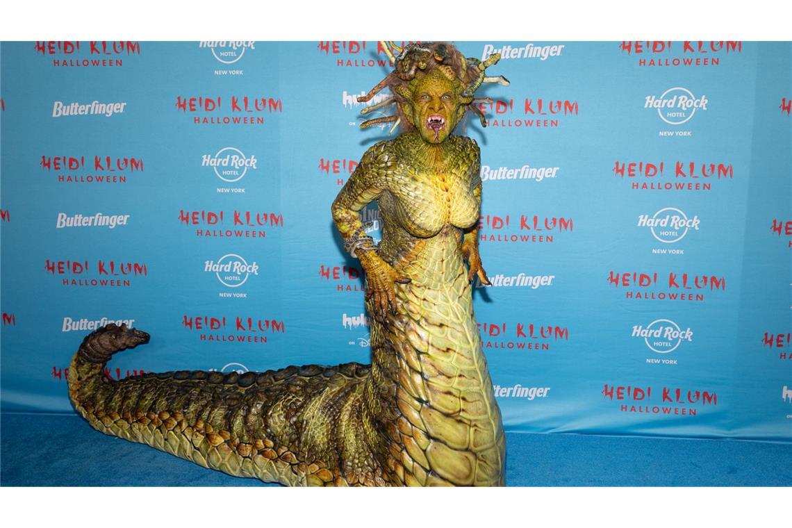 Heidi Klum verkleidet sich „sehr hässlich“ – Tom Kaulitz zu Stein erstarrt Wie sich Heidi Klum in diesem Outfit überhaupt bewegen kann, bleibt ihr Geheimnis.