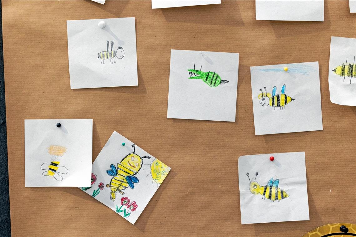 Das Geschäft summt und brummt Wie sieht eigentlich eine Biene aus? In der „Imkerei am Turm“ finden regelmäßig naturpädagogische Projekte mit Kindergärten und Grundschulen statt.