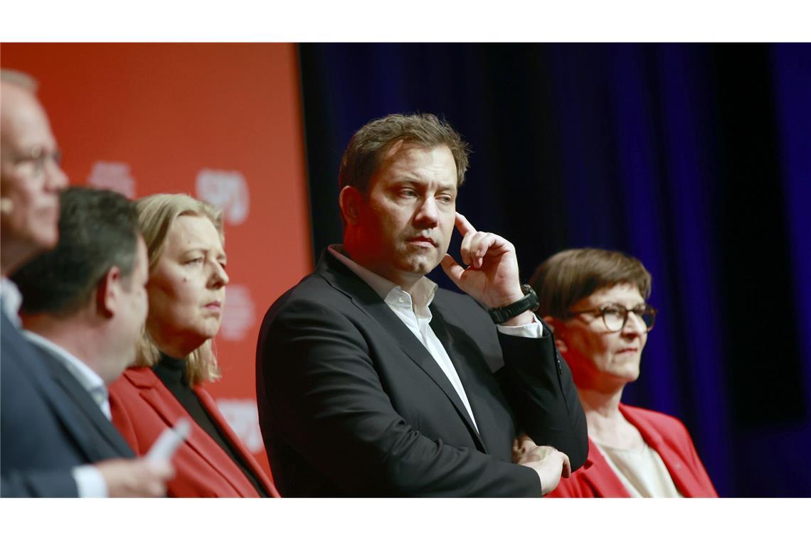 Saskia Esken, Hubertus Heil: Diese Fragen muss Lars Klingbeil jetzt klären Wie stellt sich die SPD künftig personell auf? Matthias Miersch, Hubertus Heil, Bärbel Bas, Lars Klingbeil und Saskia Esken (v.l.) spielen schon bisher wichtige Rollen.