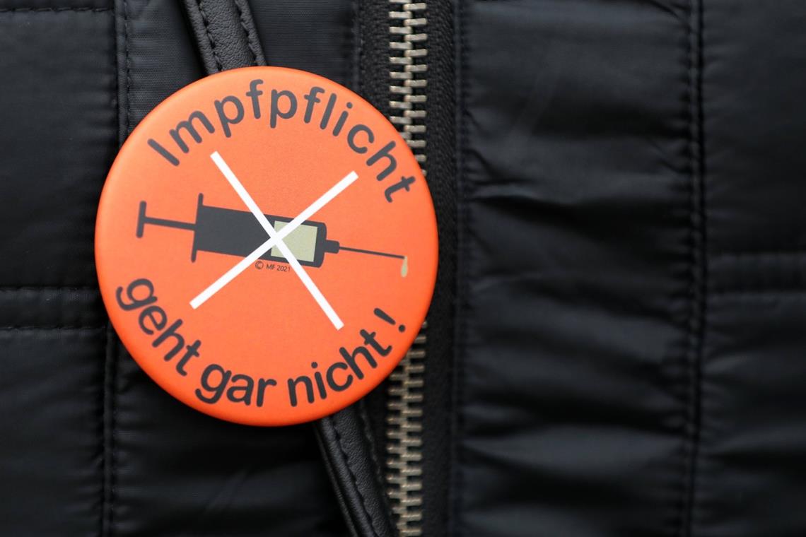 Hilft eine Impfpflicht? Zweifel bleiben Wie weit darf der Staat gehen, damit sich seine Bürgerinnen und Bürger gegen Corona impfen lassen? Die Meinungen dazu gehen weit auseinander, nicht immer wird dabei nur sachlich diskutiert. Foto: Imago