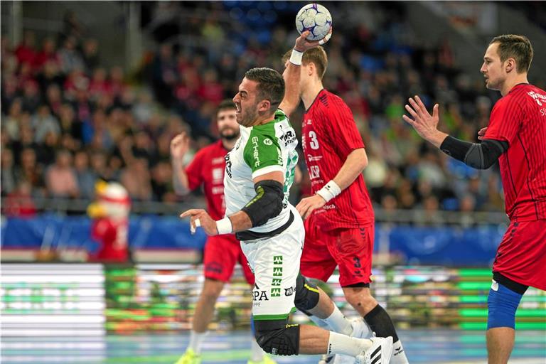 Wieder am Ball und gleich ein Hoffnungsträger: Kreisläufer Ruben Sousa. Foto: Felix Koch