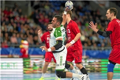 Wieder am Ball und gleich ein Hoffnungsträger: Kreisläufer Ruben Sousa. Foto: Felix Koch