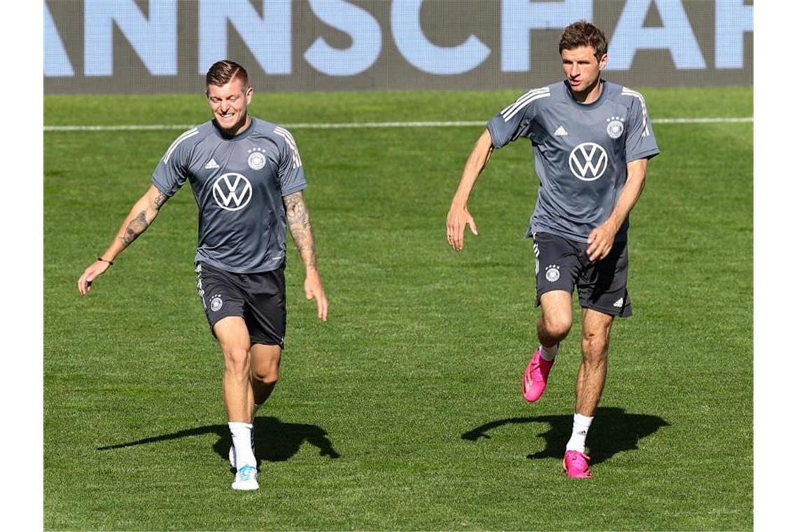 Kroos und Musiala wieder im Training - 21 Spieler dabei Wieder dabei: Toni Kroos (l) und Thomas Müller in Aktion. Foto: Christian Charisius/dpa