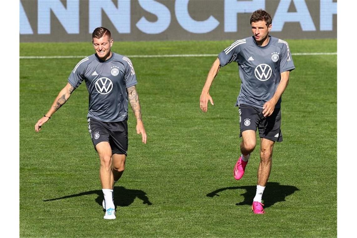 Wieder dabei: Toni Kroos (l) und Thomas Müller in Aktion. Foto: Christian Charisius/dpa