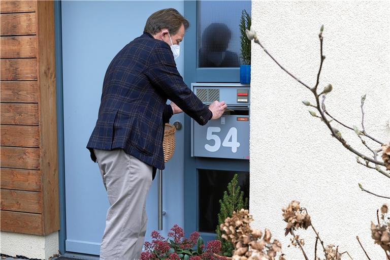 Wieder einer weniger: Jörg Bauer will alle 12000 Wahlkampfflyer persönlich in die Briefkästen der Backnanger Bürger werfen. Foto: J. Fiedler