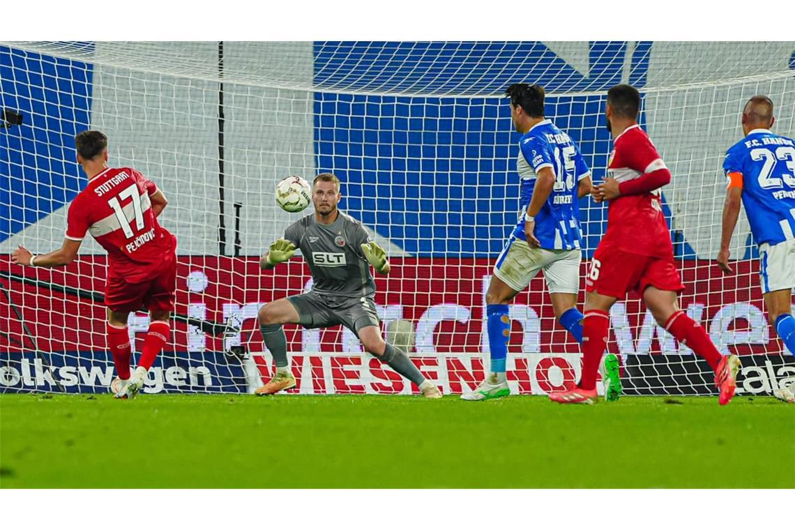 Wieder ist die Hansa-Defensive nicht auf der Höhe und VfB-Neuzugang Pejčinović schnürt kurzerhand den Doppelpack zum 2:0. Nach Rostocker Ballverlust im Aufbauspiel reicht ein einfacher Steckpass von Undav, um den Torschützen links in Szene zu setzen, der aus 14 Metern mit einem wuchtigen Linksschuss Keeper Unbehaun keine Chance lässt.