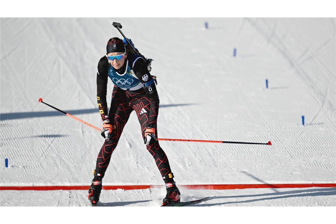 Wieder keine Medaille: Franziska Preuß läuft in der Verfolgung ins Ziel.