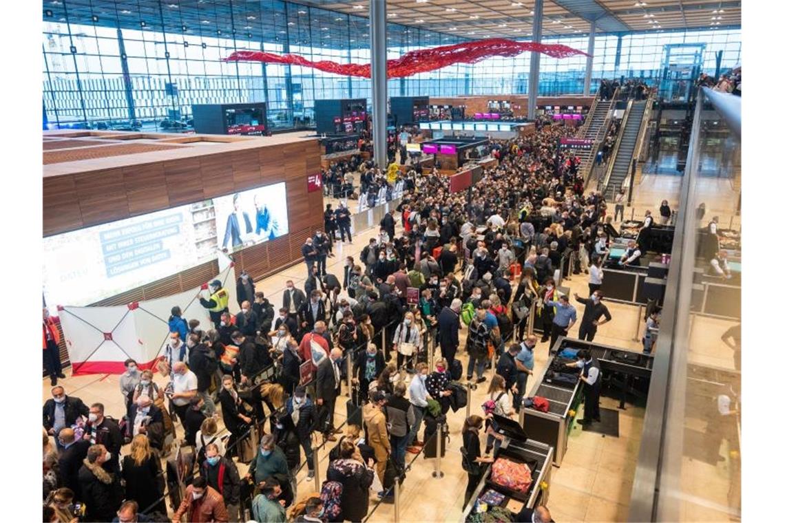 Wieder lange Schlangen am Flughafen BER nach einem Feueralarm. Foto: Christophe Gateau/dpa