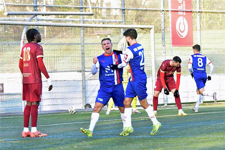 Wieder liegt der Ball im TSG-Tor, die Mannheimer jubeln. Terry Asare (links) und Charalambos Parharidis sind fassungslos. Foto: Tobias Sellmaier