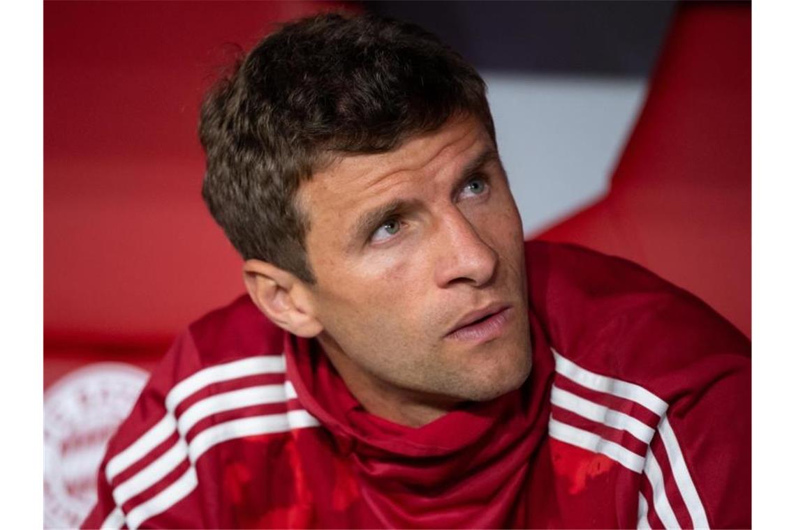 Wieder nicht in der Startelf der Bayern: Thomas Müller sitzt auf der Bank. Foto: Sven Hoppe/dpa