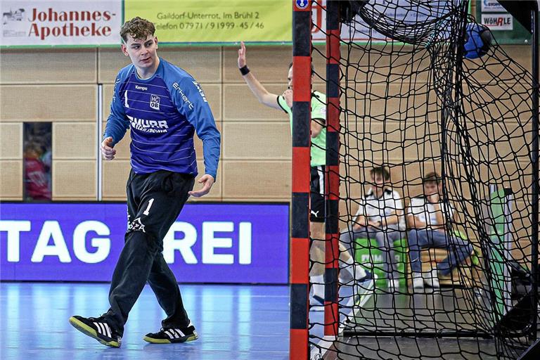 Wieder schlägt der Ball im HCOB-Tor ein, der bedauernswerte Keeper Dave Hörnig kann nur machtlos zuschauen. 49 Gegentreffer sind ein unrühmlicher Rekord. Foto: Alexander Becher