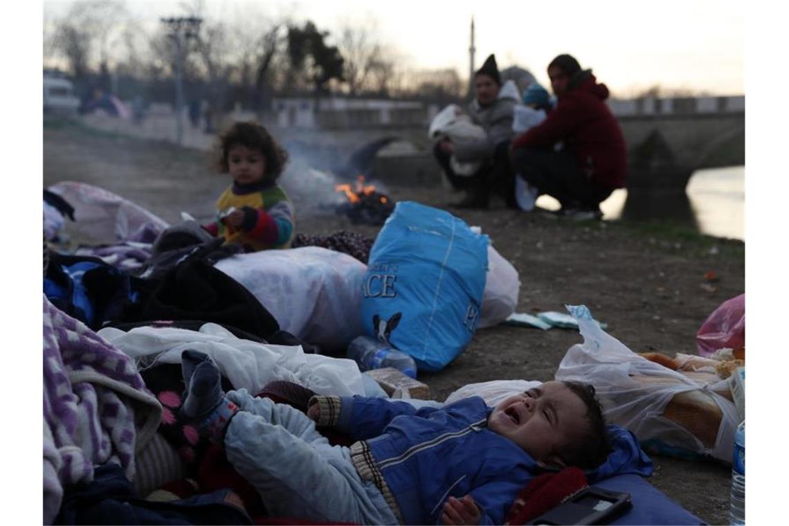 Wieder sind viele Kinder unter den Flüchtlingen. Foto: Darko Bandic/AP/dpa