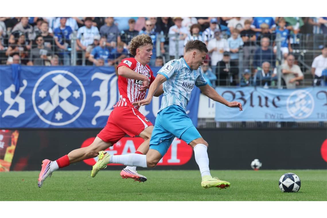 Wieder spielberechtigt: Auf die Dynamik von Offensivkraft Sebastian Müller (re.) können die Kickers im Spiel beim VfR Mannheim setzen.