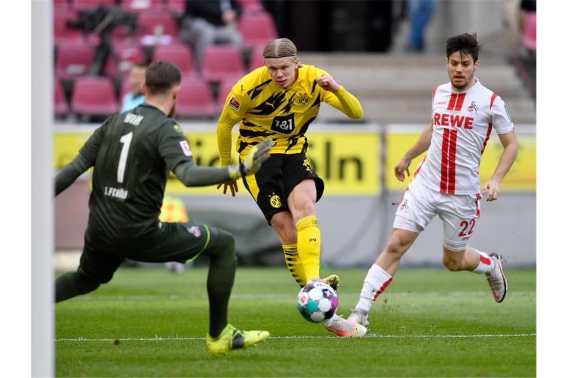 Einzelkämpfer Haaland und die Frage nach BVB-Perspektiven Wieder stark gespielt und zwei Mal gegen den 1. FC Köln getroffen: Dortmunds Erling Haaland (M) macht das Tor zur 1:0-Führung. Foto: Marius Becker/dpa-Pool/dpa