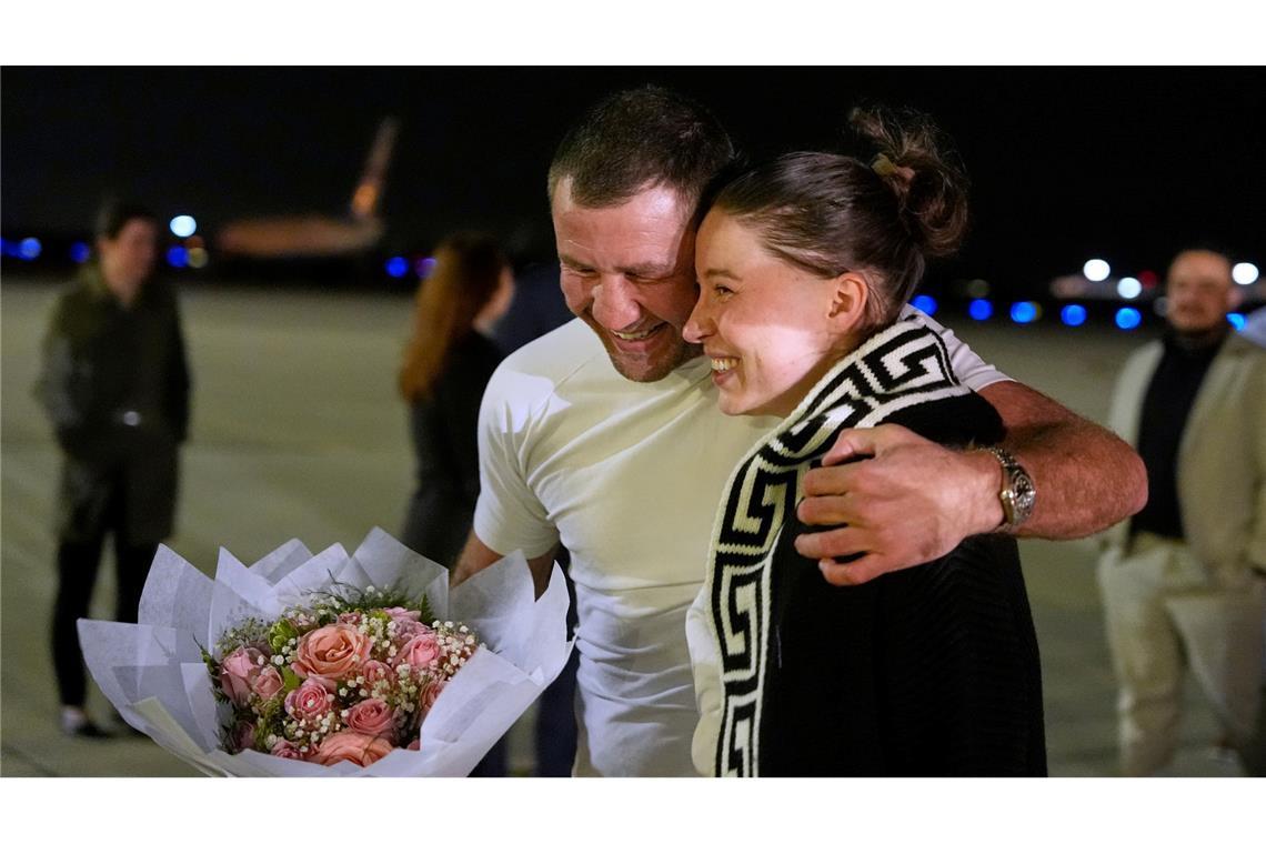 Bilder des Tages Wieder vereint sind Xenia Karelina und ihr Verlobter, der Profiboxer Chris van Heerden, auf der Joint Base Andrews, Maryland. Karelina kam im Rahmen eines Gefangenenaustauschs von USA und Russland frei.