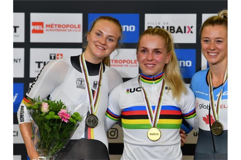 Wieder zusammen auf dem Podium: Emma Hinze (M) und Lea Sophie Friedrich (l). Foto: Denis Charlet/AFP/dpa