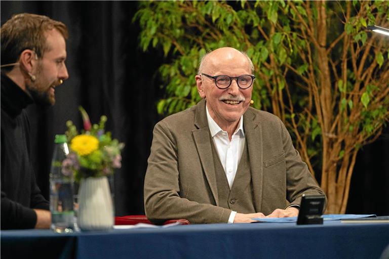 Wieland Backes (rechts) liest ausgewählte Kurzgeschichten vor. Foto: Alexander Becher 