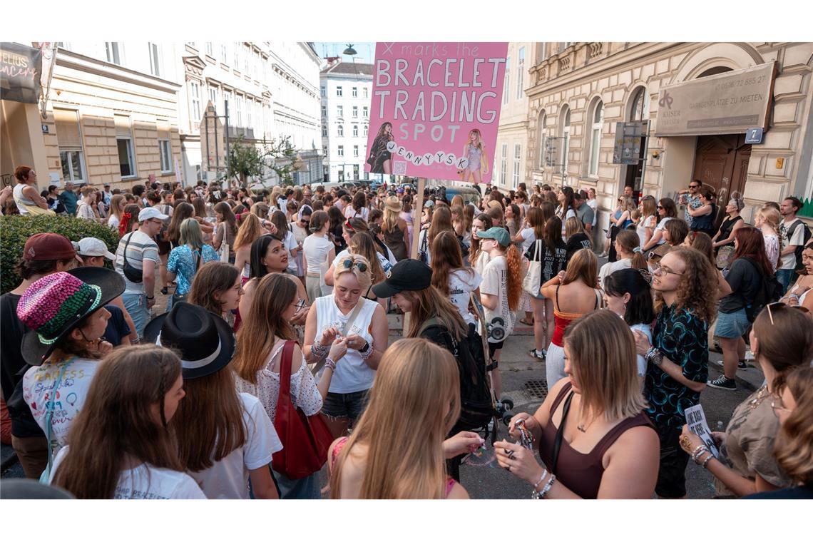 Wien am Freitag: Taylor-Swift-Fans versammeln sich und tauschen Armbänder aus.