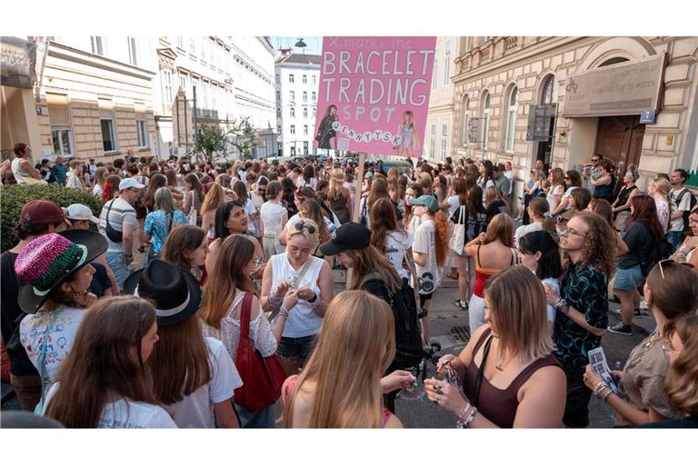 Wien am Freitag: Taylor-Swift-Fans versammeln sich und tauschen Armbänder aus.
