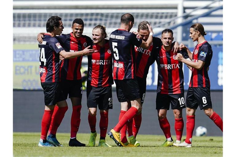 Wiesbadens Mannschaft jubelt über das Elfmeter-Tor zum 2:1. Foto: Uwe Anspach/dpa