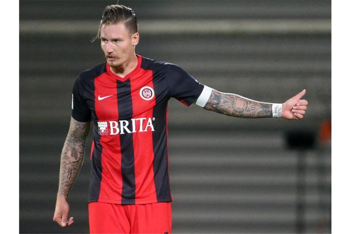 Wiesbadens Manuel Schäffler (r) feiert seinen Treffer zum 2:0 gegen den VfL Osnabrück. Foto: Thomas Frey