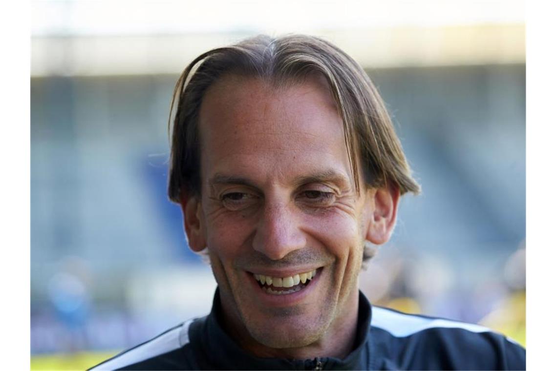 Vor Duell mit Spitzenreiter VfB: Wiesbaden hofft Wiesbadens Trainer Rüdiger Rehm bei einem Interview. Foto: Thomas Frey/dpa