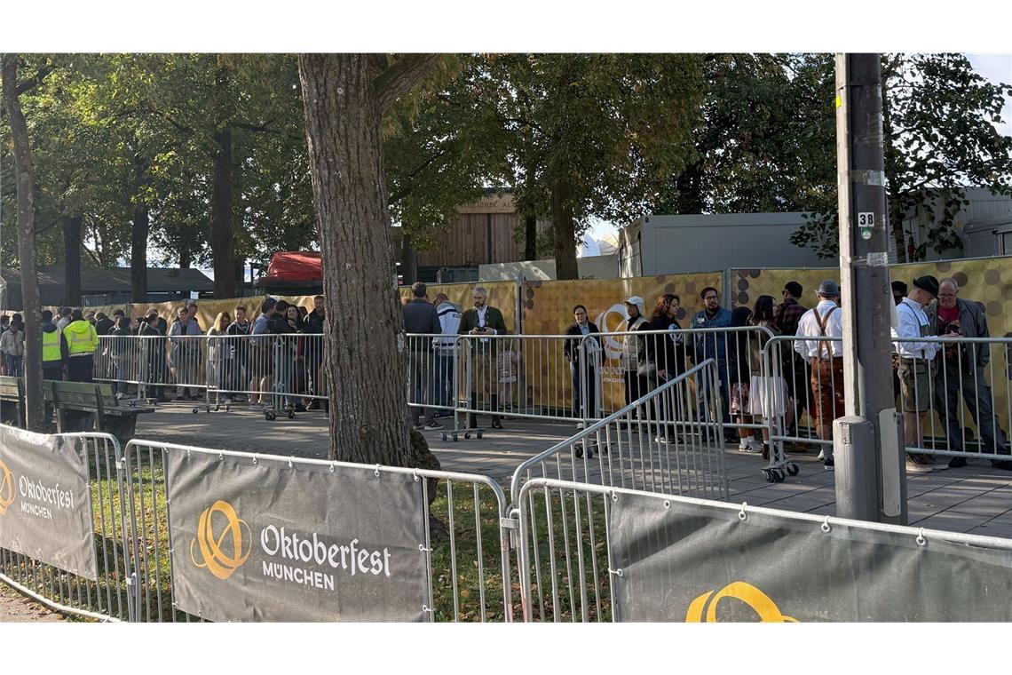 Wiesn-Besucher warten vergeblich auf den Einlass.