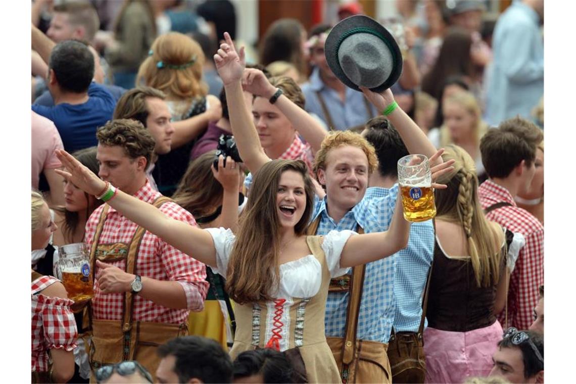 Wiesnbesucher feiern im Hofbräuzelt auf dem Oktoberfest. Foto: Andreas Gebert/dpa