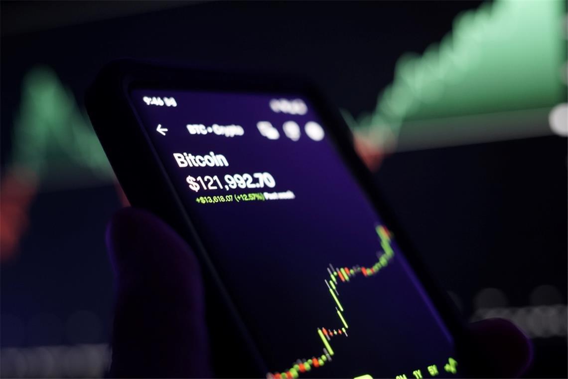 Warum schwankt der Bitcoin-Kurs so stark? Wieso schwankt der Preis so stark?
