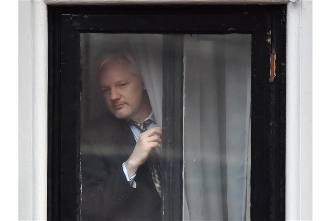 Wikileaks-Gründer Julian Assange an einem Fenster der ecuadorianischen Botschaft (Archiv). Der britische Strafgerichtshof hat den US-Auslieferungsantrag für Assange abgelehnt. Foto: Dominic Lipinski/PA Wire/dpa