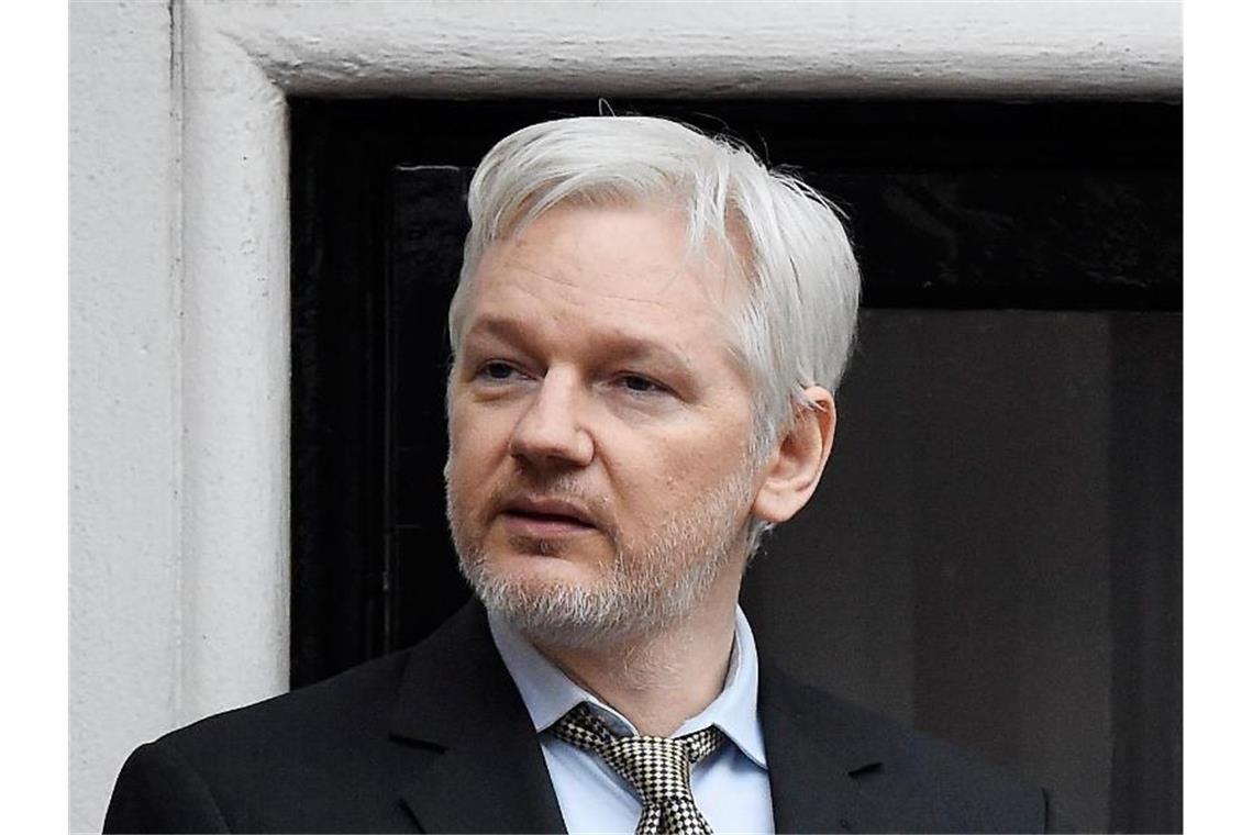 Wikileaks-Gründer Julian Assange spricht im Februar 2016 von einem Balkon der ecuadorianischen Botschaft zu Journalisten. Foto: picture alliance / Facundo Arrizabalaga/EPA/dpa