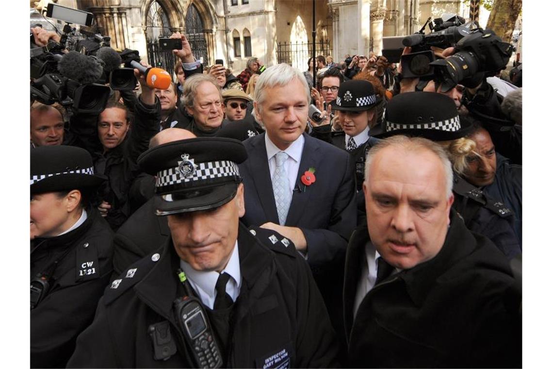 Wikileaks-Gründer Julian Assange steht Anfang November 2020 vor dem Royal Courts of Justice in London. Der britische Strafgerichtshof hat den US-Auslieferungsantrag für Assange abgelehnt. Foto: Dominic Lipinski/PA Wire/dpa