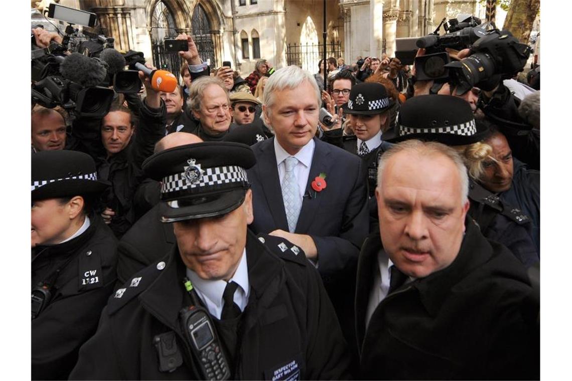 Rückschlag für Assange: Gericht lehnt Freilassung ab Wikileaks-Gründer Julian Assange steht Anfang November 2020 vor dem Royal Courts of Justice in London. Der britische Strafgerichtshof hat den US-Auslieferungsantrag für Assange abgelehnt. Foto: Dominic Lipinski/PA Wire/dpa