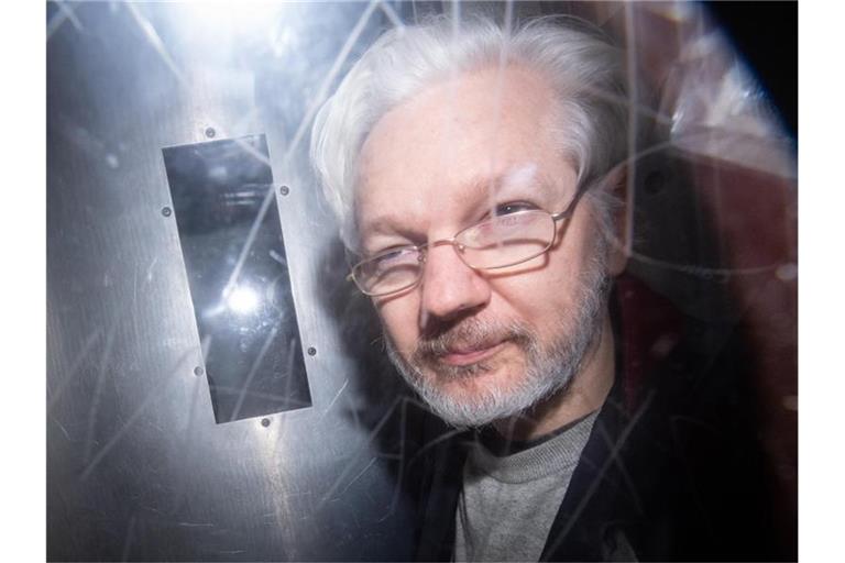 Wikileaks-Gründer Julian Assange verlässt das Westminster Magistrates Gericht nach einer Anhörung zum Auslieferungsgesuch der USA. Foto: Dominic Lipinski/PA Wire/dpa